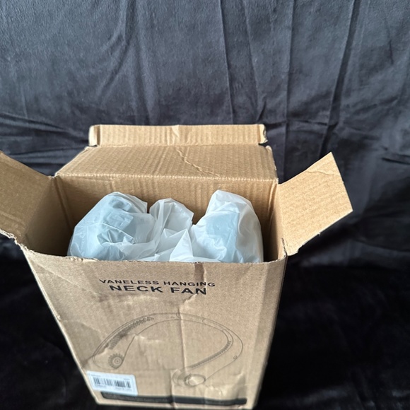 New in box  Vaneless Hanging Neck Fan, green, with usb cord - Picture 5 of 5